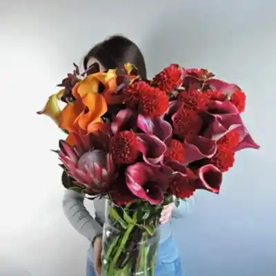 Luxury flowers in vase to istanbul