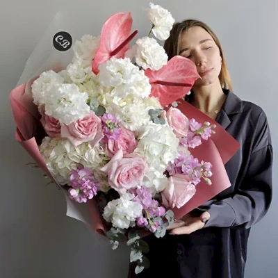 Send luxury flowers to Lara