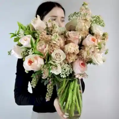 Flowers in a vase to Istanbul