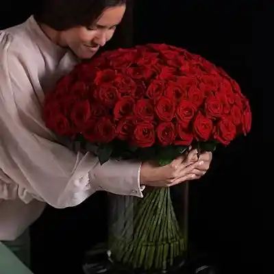 Roses in a vase to Istanbul